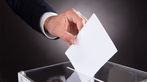 Anzugtraeger-Stimmzettel-Wahlurne-65642638-FO-Andrey-Popov