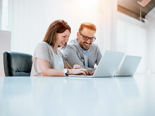 Anzugtraeger-Frau-Laptop-163019615-FO-bnenin