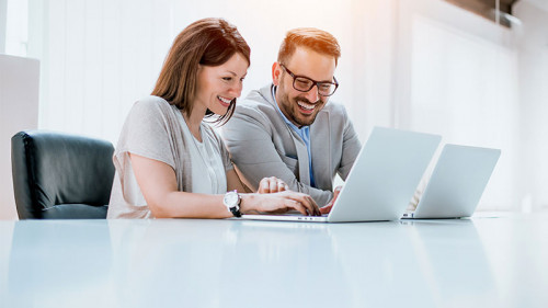 Anzugtraeger-Frau-Laptop-163019615-FO-bnenin