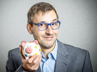 Anzugtraeger-Sparschwein-118717105-FO-DDRockstar