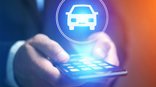 Anzugtraeger-Smartphone-Auto-135912079-FO-Production-Perig