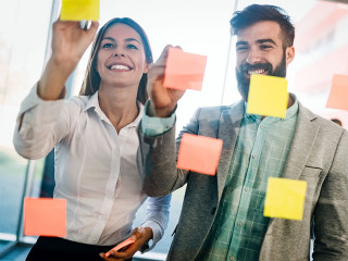 Anzugtraegerin-Anzugtraeger-Post-its-226448665-FO-nd3000