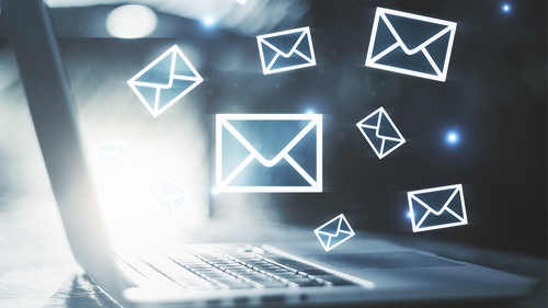 E-Mails-Laptop-183343747-FO-peshkov