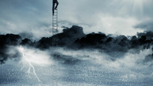 Anzugtraeger-klettert-auf-Leiter-aus-Gewitter-188436881-FO-alphaspirit