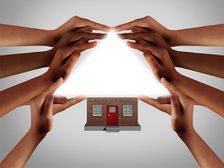 Haende-bilden-Hausdach-209638535-FO-freshidea