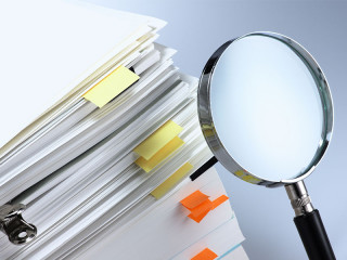 Papierstapel-Post-its-Lupe-60895887-FO-tadamichi