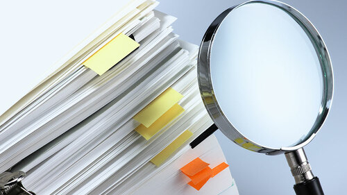 Papierstapel-Post-its-Lupe-60895887-FO-tadamichi