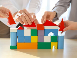 Haende-bauen-Baukloetzchen-Haus-194756634-FO-Africa-Studio