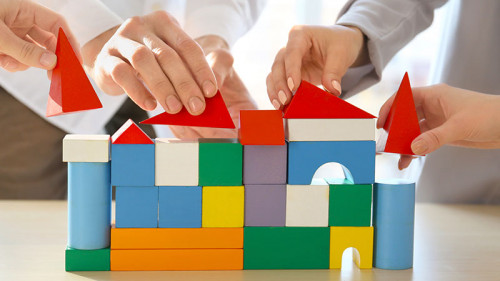 Haende-bauen-Baukloetzchen-Haus-194756634-FO-Africa-Studio