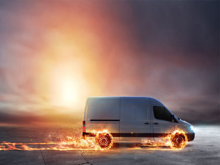 Brennender-Kastenwagen-191319062-FO-alphaspirit