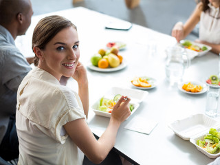 Mitarbeiter-essen-141558400-FO-WavebreakMediaMicro