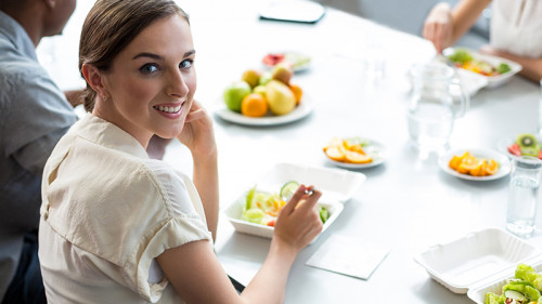 Mitarbeiter-essen-141558400-FO-WavebreakMediaMicro