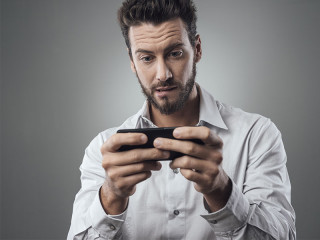 Mann-spielt-mit-Smartphone-94329341-FO-stokkete