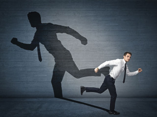 Anzugtraeger-Schatten-andere-Richtung-188562148-FO-tiero