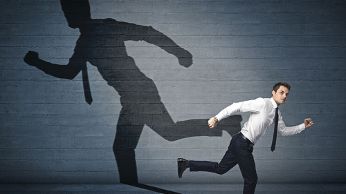 Anzugtraeger-Schatten-andere-Richtung-188562148-FO-tiero