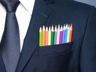 Bunte-Stifte-in-Anzug-72575056-FO-gstockstudio