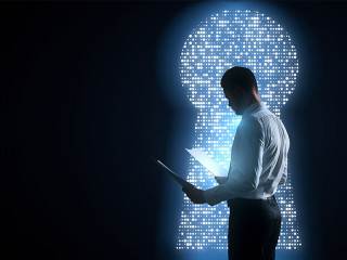 Anzugtraeger-digital-Schluesselloch-Unterlagen-187971637-FO-peshkova