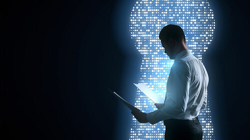 Anzugtraeger-digital-Schluesselloch-Unterlagen-187971637-FO-peshkova