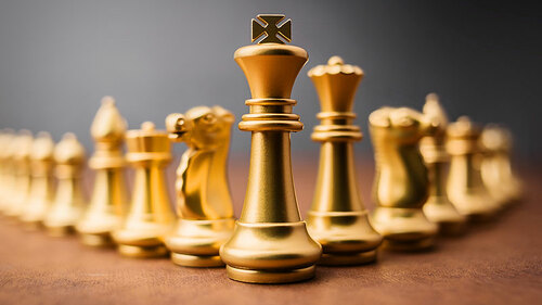 Goldene-Schachfiguren-178542409-FO-whyframeshot