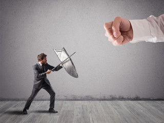 Anzugtraeger-Schild-Schwert-Riesen-Faust-206997611-FO-alphaspirit