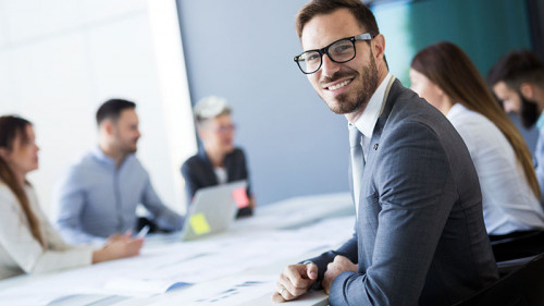 Anzugtraeger-Meeting-190088153-FO-nd3000