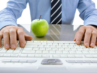 Anzugtraeger--Tastatur-Apfel-72201983-FO-Romario-Ien