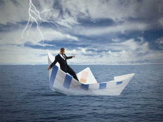 Anzugtraeger-auf-Papierschiff-64130794-FO-alphaspirit