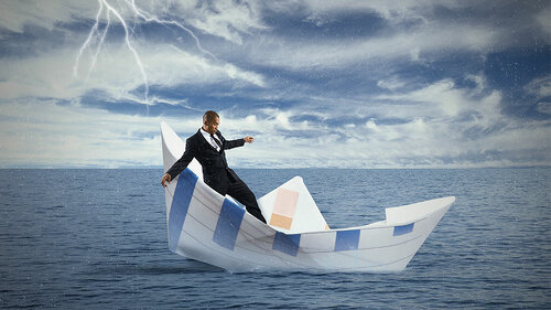 Anzugtraeger-auf-Papierschiff-64130794-FO-alphaspirit