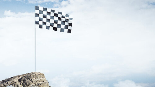 Zielflagge-auf-Gipfel-180466460-FO-peshkov