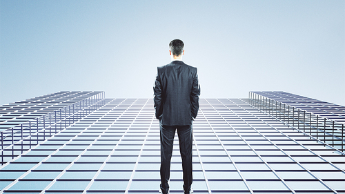 Anzugtraeger-auf-Glasbruecke-146270342-FO-peshkov