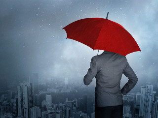 Anzugtraeger-Regenschirm-Sturm-203027776-FO-ipopba