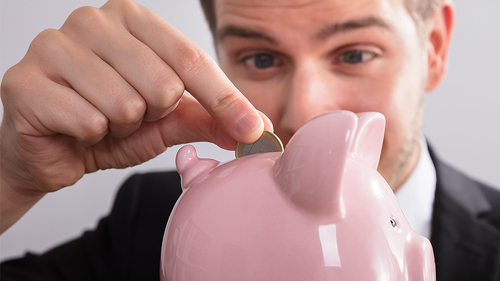 Anzugtraeger-wirft-Euro-in-Sparschwein-190688997-FO-Andrey-Popov