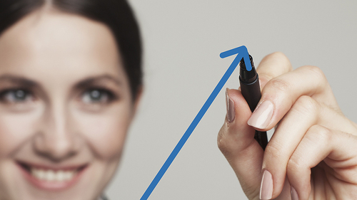 Frau-zeichnet-Pfeil-128442679-FO-nikola-master