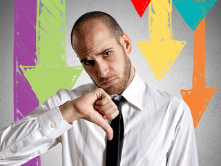 Anzugtraeger-negative-Pfeile-Daumen-runter-73774619-FO-alphaspirit