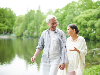 Senioren-Paar-geht-spazieren-209445805-FO-pressmaster