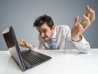 Anzugtraeger-fassungslos-Laptop-152488381-FO-vchalup