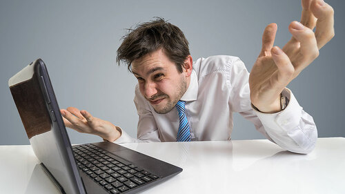 Anzugtraeger-fassungslos-Laptop-152488381-FO-vchalup