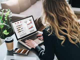 Frau-Laptop-Finanzen-197062272-FO-foxyburrow