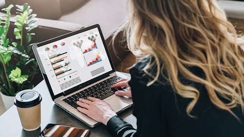 Frau-Laptop-Finanzen-197062272-FO-foxyburrow