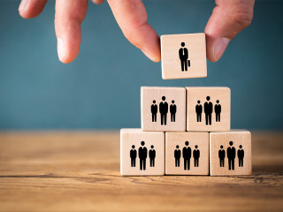 Holzkloetze-Koepfe-206371432-FO-fotogestoeber