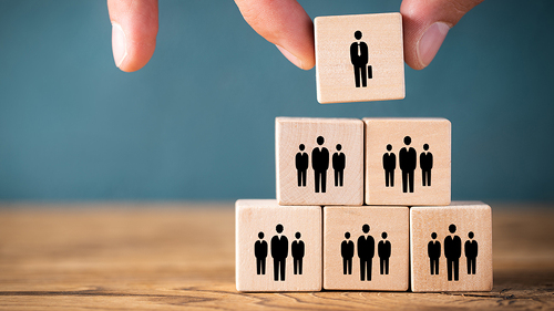 Holzkloetze-Koepfe-206371432-FO-fotogestoeber