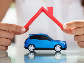 Haende-Haus-ueber-Auto-223702817-FO-Andrey-Popov