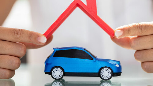 Haende-Haus-ueber-Auto-223702817-FO-Andrey-Popov