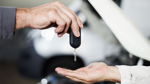 Handwerker-Frau-Autoschluessel-117168580-FO-Karin-und-Uwe-Annas