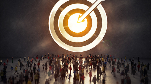 Menschenmenge-Pfeil-Zielscheibe-178527178-FO-alphaspirit