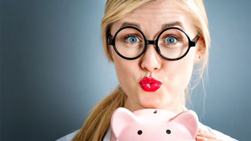 Frau-Sparschwein-158548928-FO-Tierney