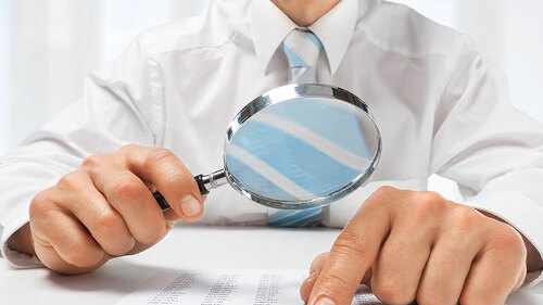 Anzugtraeger-Lupe-Zahlen-116710983-FO-BillionPhotos-com