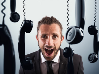 Anzugtraeger-Telefone-verrueckt-109548614-FO-alphaspirit