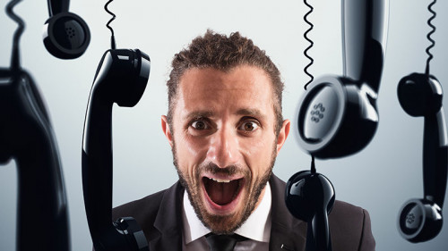 Anzugtraeger-Telefone-verrueckt-109548614-FO-alphaspirit