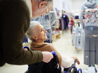 Senioren-Paar-Rollstuhl-136319720-FO-pressmaster